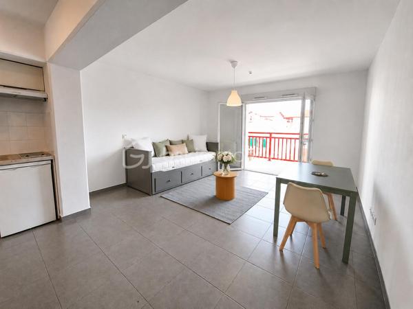 Vous recherchez un pied-à-terre au Pays Basque, un premier achat ou un investissement locatif rentable à Hendaye ?
Découvrez ce charmant T1 d’environ 32 m² situé au 3ᵉ étage d’une résidence récente de 2018, sécurisée et équipée d’un ascenseur.

Dès l’entrée, vous apprécierez sa pièce de vie lumineuse de 26,58 m² avec coin cuisine ouvert, pensée pour offrir un espace à la fois fonctionnel et agréable au quotidien.
Grâce à son exposition sud-est, l’appartement bénéficie d’une belle luminosité naturelle tout au long de la journée.

Le séjour s’ouvre sur un balcon de 5 m², idéal pour profiter d’un café au soleil, d’un moment de détente ou d’un extérieur facile à vivre.

Une salle d’eau avec WC de 5,32 m² complète ce bien parfaitement optimisé.

✅ Les atouts du bien :
Balcon exposé sud-est
Menuiseries PVC double vitrage
Volets roulants
VMC hygroréglable
DPE C (128 kWh/m²/an)

Situé dans un environnement agréable, ce studio permet de profiter pleinement du cadre de vie hendayais : plages, commerces, gare, Espagne et commodités accessibles rapidement.
Hendaye séduit autant pour une résidence principale que pour un investissement locatif grâce à son dynamisme, son attractivité touristique et sa qualité de vie entre océan et montagne.

Que vous soyez investisseur, primo-accédant ou à la recherche d’un pied-à-terre au Pays Basque, ce bien coche de nombreuses cases.
Contactez-moi dès maintenant pour obtenir plus d’informations ou organiser une visite.

(Inter-agence sur tous mes dossiers.
Disponible par téléphone 7j/7, pour les clients avec dossier financier validé.
Accompagnement possible avec conseiller financier en amont si nécessaire)