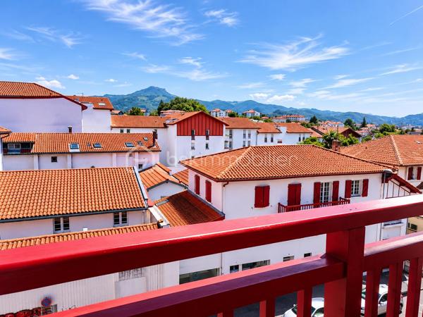 Vous recherchez un pied-à-terre au Pays Basque, un premier achat ou un investissement locatif rentable à Hendaye ?
Découvrez ce charmant T1 d’environ 32 m² situé au 3ᵉ étage d’une résidence récente de 2018, sécurisée et équipée d’un ascenseur.

Dès l’entrée, vous apprécierez sa pièce de vie lumineuse de 26,58 m² avec coin cuisine ouvert, pensée pour offrir un espace à la fois fonctionnel et agréable au quotidien.
Grâce à son exposition sud-est, l’appartement bénéficie d’une belle luminosité naturelle tout au long de la journée.

Le séjour s’ouvre sur un balcon de 5 m², idéal pour profiter d’un café au soleil, d’un moment de détente ou d’un extérieur facile à vivre.

Une salle d’eau avec WC de 5,32 m² complète ce bien parfaitement optimisé.

✅ Les atouts du bien :
Balcon exposé sud-est
Menuiseries PVC double vitrage
Volets roulants
VMC hygroréglable
DPE C (128 kWh/m²/an)

Situé dans un environnement agréable, ce studio permet de profiter pleinement du cadre de vie hendayais : plages, commerces, gare, Espagne et commodités accessibles rapidement.
Hendaye séduit autant pour une résidence principale que pour un investissement locatif grâce à son dynamisme, son attractivité touristique et sa qualité de vie entre océan et montagne.

Que vous soyez investisseur, primo-accédant ou à la recherche d’un pied-à-terre au Pays Basque, ce bien coche de nombreuses cases.
Contactez-moi dès maintenant pour obtenir plus d’informations ou organiser une visite.

(Inter-agence sur tous mes dossiers.
Disponible par téléphone 7j/7, pour les clients avec dossier financier validé.
Accompagnement possible avec conseiller financier en amont si nécessaire)