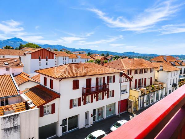 Vous recherchez un pied-à-terre au Pays Basque, un premier achat ou un investissement locatif rentable à Hendaye ?
Découvrez ce charmant T1 d’environ 32 m² situé au 3ᵉ étage d’une résidence récente de 2018, sécurisée et équipée d’un ascenseur.

Dès l’entrée, vous apprécierez sa pièce de vie lumineuse de 26,58 m² avec coin cuisine ouvert, pensée pour offrir un espace à la fois fonctionnel et agréable au quotidien.
Grâce à son exposition sud-est, l’appartement bénéficie d’une belle luminosité naturelle tout au long de la journée.

Le séjour s’ouvre sur un balcon de 5 m², idéal pour profiter d’un café au soleil, d’un moment de détente ou d’un extérieur facile à vivre.

Une salle d’eau avec WC de 5,32 m² complète ce bien parfaitement optimisé.

✅ Les atouts du bien :
Balcon exposé sud-est
Menuiseries PVC double vitrage
Volets roulants
VMC hygroréglable
DPE C (128 kWh/m²/an)

Situé dans un environnement agréable, ce studio permet de profiter pleinement du cadre de vie hendayais : plages, commerces, gare, Espagne et commodités accessibles rapidement.
Hendaye séduit autant pour une résidence principale que pour un investissement locatif grâce à son dynamisme, son attractivité touristique et sa qualité de vie entre océan et montagne.

Que vous soyez investisseur, primo-accédant ou à la recherche d’un pied-à-terre au Pays Basque, ce bien coche de nombreuses cases.
Contactez-moi dès maintenant pour obtenir plus d’informations ou organiser une visite.

(Inter-agence sur tous mes dossiers.
Disponible par téléphone 7j/7, pour les clients avec dossier financier validé.
Accompagnement possible avec conseiller financier en amont si nécessaire)