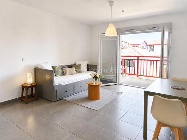 Vous recherchez un pied-à-terre au Pays Basque, un premier achat ou un investissement locatif rentable à Hendaye ?
Découvrez ce charmant T1 d’environ 32 m² situé au 3ᵉ étage d’une résidence récente de 2018, sécurisée et équipée d’un ascenseur.

Dès l’entrée, vous apprécierez sa pièce de vie lumineuse de 26,58 m² avec coin cuisine ouvert, pensée pour offrir un espace à la fois fonctionnel et agréable au quotidien.
Grâce à son exposition sud-est, l’appartement bénéficie d’une belle luminosité naturelle tout au long de la journée.

Le séjour s’ouvre sur un balcon de 5 m², idéal pour profiter d’un café au soleil, d’un moment de détente ou d’un extérieur facile à vivre.

Une salle d’eau avec WC de 5,32 m² complète ce bien parfaitement optimisé.

✅ Les atouts du bien :
Balcon exposé sud-est
Menuiseries PVC double vitrage
Volets roulants
VMC hygroréglable
DPE C (128 kWh/m²/an)

Situé dans un environnement agréable, ce studio permet de profiter pleinement du cadre de vie hendayais : plages, commerces, gare, Espagne et commodités accessibles rapidement.
Hendaye séduit autant pour une résidence principale que pour un investissement locatif grâce à son dynamisme, son attractivité touristique et sa qualité de vie entre océan et montagne.

Que vous soyez investisseur, primo-accédant ou à la recherche d’un pied-à-terre au Pays Basque, ce bien coche de nombreuses cases.
Contactez-moi dès maintenant pour obtenir plus d’informations ou organiser une visite.

(Inter-agence sur tous mes dossiers.
Disponible par téléphone 7j/7, pour les clients avec dossier financier validé.
Accompagnement possible avec conseiller financier en amont si nécessaire)