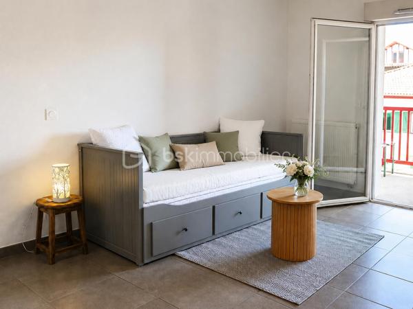 Vous recherchez un pied-à-terre au Pays Basque, un premier achat ou un investissement locatif rentable à Hendaye ?
Découvrez ce charmant T1 d’environ 32 m² situé au 3ᵉ étage d’une résidence récente de 2018, sécurisée et équipée d’un ascenseur.

Dès l’entrée, vous apprécierez sa pièce de vie lumineuse de 26,58 m² avec coin cuisine ouvert, pensée pour offrir un espace à la fois fonctionnel et agréable au quotidien.
Grâce à son exposition sud-est, l’appartement bénéficie d’une belle luminosité naturelle tout au long de la journée.

Le séjour s’ouvre sur un balcon de 5 m², idéal pour profiter d’un café au soleil, d’un moment de détente ou d’un extérieur facile à vivre.

Une salle d’eau avec WC de 5,32 m² complète ce bien parfaitement optimisé.

✅ Les atouts du bien :
Balcon exposé sud-est
Menuiseries PVC double vitrage
Volets roulants
VMC hygroréglable
DPE C (128 kWh/m²/an)

Situé dans un environnement agréable, ce studio permet de profiter pleinement du cadre de vie hendayais : plages, commerces, gare, Espagne et commodités accessibles rapidement.
Hendaye séduit autant pour une résidence principale que pour un investissement locatif grâce à son dynamisme, son attractivité touristique et sa qualité de vie entre océan et montagne.

Que vous soyez investisseur, primo-accédant ou à la recherche d’un pied-à-terre au Pays Basque, ce bien coche de nombreuses cases.
Contactez-moi dès maintenant pour obtenir plus d’informations ou organiser une visite.

(Inter-agence sur tous mes dossiers.
Disponible par téléphone 7j/7, pour les clients avec dossier financier validé.
Accompagnement possible avec conseiller financier en amont si nécessaire)