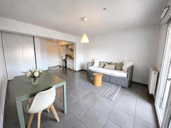 Vous recherchez un pied-à-terre au Pays Basque, un premier achat ou un investissement locatif rentable à Hendaye ?
Découvrez ce charmant T1 d’environ 32 m² situé au 3ᵉ étage d’une résidence récente de 2018, sécurisée et équipée d’un ascenseur.

Dès l’entrée, vous apprécierez sa pièce de vie lumineuse de 26,58 m² avec coin cuisine ouvert, pensée pour offrir un espace à la fois fonctionnel et agréable au quotidien.
Grâce à son exposition sud-est, l’appartement bénéficie d’une belle luminosité naturelle tout au long de la journée.

Le séjour s’ouvre sur un balcon de 5 m², idéal pour profiter d’un café au soleil, d’un moment de détente ou d’un extérieur facile à vivre.

Une salle d’eau avec WC de 5,32 m² complète ce bien parfaitement optimisé.

✅ Les atouts du bien :
Balcon exposé sud-est
Menuiseries PVC double vitrage
Volets roulants
VMC hygroréglable
DPE C (128 kWh/m²/an)

Situé dans un environnement agréable, ce studio permet de profiter pleinement du cadre de vie hendayais : plages, commerces, gare, Espagne et commodités accessibles rapidement.
Hendaye séduit autant pour une résidence principale que pour un investissement locatif grâce à son dynamisme, son attractivité touristique et sa qualité de vie entre océan et montagne.

Que vous soyez investisseur, primo-accédant ou à la recherche d’un pied-à-terre au Pays Basque, ce bien coche de nombreuses cases.
Contactez-moi dès maintenant pour obtenir plus d’informations ou organiser une visite.

(Inter-agence sur tous mes dossiers.
Disponible par téléphone 7j/7, pour les clients avec dossier financier validé.
Accompagnement possible avec conseiller financier en amont si nécessaire)