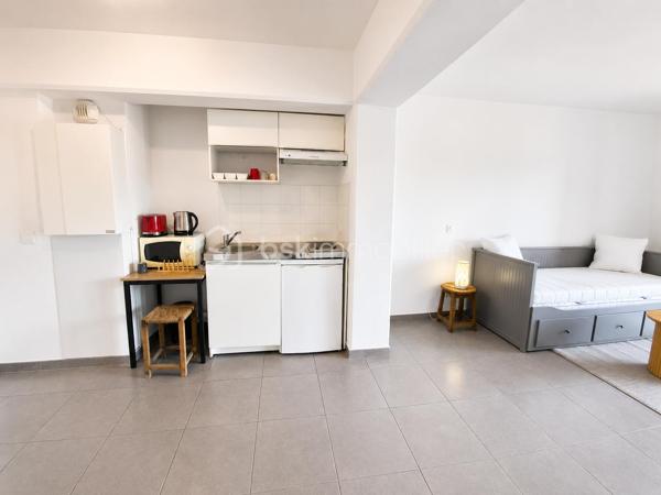 Vous recherchez un pied-à-terre au Pays Basque, un premier achat ou un investissement locatif rentable à Hendaye ?
Découvrez ce charmant T1 d’environ 32 m² situé au 3ᵉ étage d’une résidence récente de 2018, sécurisée et équipée d’un ascenseur.

Dès l’entrée, vous apprécierez sa pièce de vie lumineuse de 26,58 m² avec coin cuisine ouvert, pensée pour offrir un espace à la fois fonctionnel et agréable au quotidien.
Grâce à son exposition sud-est, l’appartement bénéficie d’une belle luminosité naturelle tout au long de la journée.

Le séjour s’ouvre sur un balcon de 5 m², idéal pour profiter d’un café au soleil, d’un moment de détente ou d’un extérieur facile à vivre.

Une salle d’eau avec WC de 5,32 m² complète ce bien parfaitement optimisé.

✅ Les atouts du bien :
Balcon exposé sud-est
Menuiseries PVC double vitrage
Volets roulants
VMC hygroréglable
DPE C (128 kWh/m²/an)

Situé dans un environnement agréable, ce studio permet de profiter pleinement du cadre de vie hendayais : plages, commerces, gare, Espagne et commodités accessibles rapidement.
Hendaye séduit autant pour une résidence principale que pour un investissement locatif grâce à son dynamisme, son attractivité touristique et sa qualité de vie entre océan et montagne.

Que vous soyez investisseur, primo-accédant ou à la recherche d’un pied-à-terre au Pays Basque, ce bien coche de nombreuses cases.
Contactez-moi dès maintenant pour obtenir plus d’informations ou organiser une visite.

(Inter-agence sur tous mes dossiers.
Disponible par téléphone 7j/7, pour les clients avec dossier financier validé.
Accompagnement possible avec conseiller financier en amont si nécessaire)