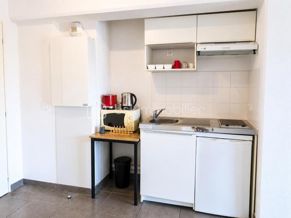 Vous recherchez un pied-à-terre au Pays Basque, un premier achat ou un investissement locatif rentable à Hendaye ?
Découvrez ce charmant T1 d’environ 32 m² situé au 3ᵉ étage d’une résidence récente de 2018, sécurisée et équipée d’un ascenseur.

Dès l’entrée, vous apprécierez sa pièce de vie lumineuse de 26,58 m² avec coin cuisine ouvert, pensée pour offrir un espace à la fois fonctionnel et agréable au quotidien.
Grâce à son exposition sud-est, l’appartement bénéficie d’une belle luminosité naturelle tout au long de la journée.

Le séjour s’ouvre sur un balcon de 5 m², idéal pour profiter d’un café au soleil, d’un moment de détente ou d’un extérieur facile à vivre.

Une salle d’eau avec WC de 5,32 m² complète ce bien parfaitement optimisé.

✅ Les atouts du bien :
Balcon exposé sud-est
Menuiseries PVC double vitrage
Volets roulants
VMC hygroréglable
DPE C (128 kWh/m²/an)

Situé dans un environnement agréable, ce studio permet de profiter pleinement du cadre de vie hendayais : plages, commerces, gare, Espagne et commodités accessibles rapidement.
Hendaye séduit autant pour une résidence principale que pour un investissement locatif grâce à son dynamisme, son attractivité touristique et sa qualité de vie entre océan et montagne.

Que vous soyez investisseur, primo-accédant ou à la recherche d’un pied-à-terre au Pays Basque, ce bien coche de nombreuses cases.
Contactez-moi dès maintenant pour obtenir plus d’informations ou organiser une visite.

(Inter-agence sur tous mes dossiers.
Disponible par téléphone 7j/7, pour les clients avec dossier financier validé.
Accompagnement possible avec conseiller financier en amont si nécessaire)
