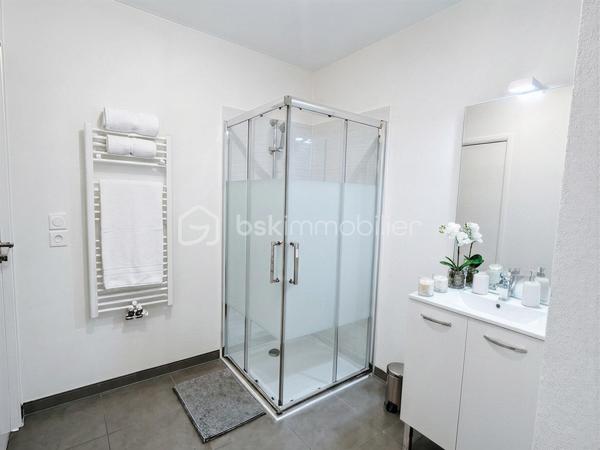 Vous recherchez un pied-à-terre au Pays Basque, un premier achat ou un investissement locatif rentable à Hendaye ?
Découvrez ce charmant T1 d’environ 32 m² situé au 3ᵉ étage d’une résidence récente de 2018, sécurisée et équipée d’un ascenseur.

Dès l’entrée, vous apprécierez sa pièce de vie lumineuse de 26,58 m² avec coin cuisine ouvert, pensée pour offrir un espace à la fois fonctionnel et agréable au quotidien.
Grâce à son exposition sud-est, l’appartement bénéficie d’une belle luminosité naturelle tout au long de la journée.

Le séjour s’ouvre sur un balcon de 5 m², idéal pour profiter d’un café au soleil, d’un moment de détente ou d’un extérieur facile à vivre.

Une salle d’eau avec WC de 5,32 m² complète ce bien parfaitement optimisé.

✅ Les atouts du bien :
Balcon exposé sud-est
Menuiseries PVC double vitrage
Volets roulants
VMC hygroréglable
DPE C (128 kWh/m²/an)

Situé dans un environnement agréable, ce studio permet de profiter pleinement du cadre de vie hendayais : plages, commerces, gare, Espagne et commodités accessibles rapidement.
Hendaye séduit autant pour une résidence principale que pour un investissement locatif grâce à son dynamisme, son attractivité touristique et sa qualité de vie entre océan et montagne.

Que vous soyez investisseur, primo-accédant ou à la recherche d’un pied-à-terre au Pays Basque, ce bien coche de nombreuses cases.
Contactez-moi dès maintenant pour obtenir plus d’informations ou organiser une visite.

(Inter-agence sur tous mes dossiers.
Disponible par téléphone 7j/7, pour les clients avec dossier financier validé.
Accompagnement possible avec conseiller financier en amont si nécessaire)