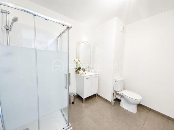 Vous recherchez un pied-à-terre au Pays Basque, un premier achat ou un investissement locatif rentable à Hendaye ?
Découvrez ce charmant T1 d’environ 32 m² situé au 3ᵉ étage d’une résidence récente de 2018, sécurisée et équipée d’un ascenseur.

Dès l’entrée, vous apprécierez sa pièce de vie lumineuse de 26,58 m² avec coin cuisine ouvert, pensée pour offrir un espace à la fois fonctionnel et agréable au quotidien.
Grâce à son exposition sud-est, l’appartement bénéficie d’une belle luminosité naturelle tout au long de la journée.

Le séjour s’ouvre sur un balcon de 5 m², idéal pour profiter d’un café au soleil, d’un moment de détente ou d’un extérieur facile à vivre.

Une salle d’eau avec WC de 5,32 m² complète ce bien parfaitement optimisé.

✅ Les atouts du bien :
Balcon exposé sud-est
Menuiseries PVC double vitrage
Volets roulants
VMC hygroréglable
DPE C (128 kWh/m²/an)

Situé dans un environnement agréable, ce studio permet de profiter pleinement du cadre de vie hendayais : plages, commerces, gare, Espagne et commodités accessibles rapidement.
Hendaye séduit autant pour une résidence principale que pour un investissement locatif grâce à son dynamisme, son attractivité touristique et sa qualité de vie entre océan et montagne.

Que vous soyez investisseur, primo-accédant ou à la recherche d’un pied-à-terre au Pays Basque, ce bien coche de nombreuses cases.
Contactez-moi dès maintenant pour obtenir plus d’informations ou organiser une visite.

(Inter-agence sur tous mes dossiers.
Disponible par téléphone 7j/7, pour les clients avec dossier financier validé.
Accompagnement possible avec conseiller financier en amont si nécessaire)