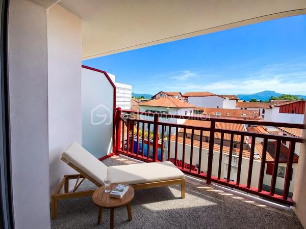 Vous recherchez un pied-à-terre au Pays Basque, un premier achat ou un investissement locatif rentable à Hendaye ?
Découvrez ce charmant T1 d’environ 32 m² situé au 3ᵉ étage d’une résidence récente de 2018, sécurisée et équipée d’un ascenseur.

Dès l’entrée, vous apprécierez sa pièce de vie lumineuse de 26,58 m² avec coin cuisine ouvert, pensée pour offrir un espace à la fois fonctionnel et agréable au quotidien.
Grâce à son exposition sud-est, l’appartement bénéficie d’une belle luminosité naturelle tout au long de la journée.

Le séjour s’ouvre sur un balcon de 5 m², idéal pour profiter d’un café au soleil, d’un moment de détente ou d’un extérieur facile à vivre.

Une salle d’eau avec WC de 5,32 m² complète ce bien parfaitement optimisé.

✅ Les atouts du bien :
Balcon exposé sud-est
Menuiseries PVC double vitrage
Volets roulants
VMC hygroréglable
DPE C (128 kWh/m²/an)

Situé dans un environnement agréable, ce studio permet de profiter pleinement du cadre de vie hendayais : plages, commerces, gare, Espagne et commodités accessibles rapidement.
Hendaye séduit autant pour une résidence principale que pour un investissement locatif grâce à son dynamisme, son attractivité touristique et sa qualité de vie entre océan et montagne.

Que vous soyez investisseur, primo-accédant ou à la recherche d’un pied-à-terre au Pays Basque, ce bien coche de nombreuses cases.
Contactez-moi dès maintenant pour obtenir plus d’informations ou organiser une visite.

(Inter-agence sur tous mes dossiers.
Disponible par téléphone 7j/7, pour les clients avec dossier financier validé.
Accompagnement possible avec conseiller financier en amont si nécessaire)