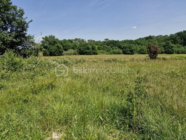 Venez découvrir ce terrain de 1422m2 situé à Eygurande-et-Gardedeuil
Le terrain n'est pas viabilisé eau/électricité/assainissement
L'étude de sol sera effectuée pour la vente
En pleine nature à quelques km de Montpon et ses commerces. 
Disponible pour votre projet immobilier, je m'adapte à votre agenda pour visiter...