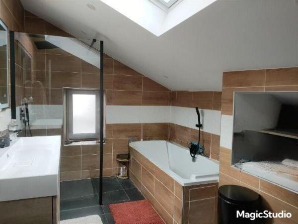 JOLI appartement rénové 3 chambres à  DOUBS à 5 min de PONTARLIER avec garage et extérieur