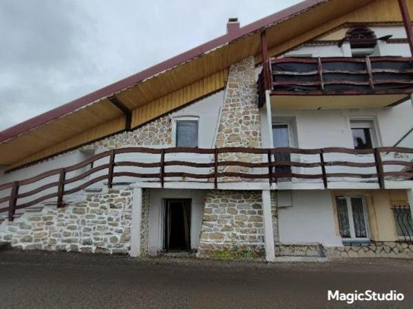 JOLI appartement rénové 3 chambres à  DOUBS à 5 min de PONTARLIER avec garage et extérieur