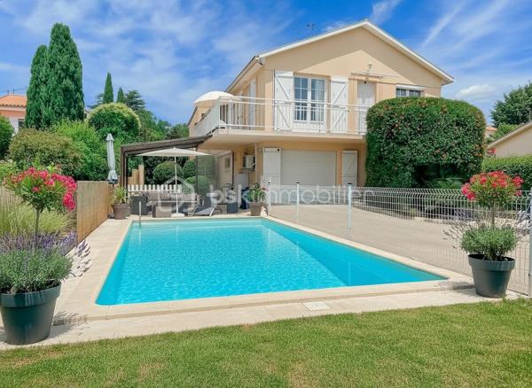 Nous sommes ravis de vous présenter cette magnifique villa T5 située dans une impasse, offrant un cadre de vie paisible et une vue dégagée. Avec ses 130m² de surface habitable et son terrain de 625m², cette propriété saura vous séduire par ses nombreux atouts.

Au rez-de-chaussée,  cette villa dispose d'un appartement anciennement T3, actuellement en T2 indépendant de 48m², offrant un rapport locatif mensuel de 850 euros. Une opportunité intéressante pour générer un revenu supplémentaire. Le garage de 38m² offre un espace de stationnement pratique et de rangement supplémentaire.

À l'étage, vous trouverez un salon séjour avec cheminée, idéal pour profiter de moments chaleureux en famille ou entre amis. La cuisine indépendante récente, entièrement aménagée et équipée, vous permettra de préparer de délicieux repas avec facilité. Deux chambres, dont une suite parentale avec dressing et salle d'eau avec WC, offrent un espace de repos confortable. Une salle de bain supplémentaire et un WC indépendant complètent cet étage.

À l'extérieur, vous pourrez profiter d'une belle piscine ensoleillée toute la journée.

Située dans un secteur calme et résidentiel, cette villa bénéficie d'une tranquillité absolue tout en étant proche des commodités essentielles telles que les écoles, les commerces.