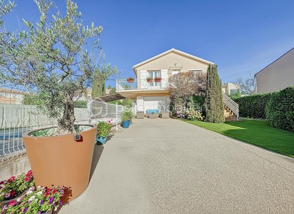 Nous sommes ravis de vous présenter cette magnifique villa T5 située dans une impasse, offrant un cadre de vie paisible et une vue dégagée. Avec ses 130m² de surface habitable et son terrain de 625m², cette propriété saura vous séduire par ses nombreux atouts.

Au rez-de-chaussée,  cette villa dispose d'un appartement anciennement T3, actuellement en T2 indépendant de 48m², offrant un rapport locatif mensuel de 850 euros. Une opportunité intéressante pour générer un revenu supplémentaire. Le garage de 38m² offre un espace de stationnement pratique et de rangement supplémentaire.

À l'étage, vous trouverez un salon séjour avec cheminée, idéal pour profiter de moments chaleureux en famille ou entre amis. La cuisine indépendante récente, entièrement aménagée et équipée, vous permettra de préparer de délicieux repas avec facilité. Deux chambres, dont une suite parentale avec dressing et salle d'eau avec WC, offrent un espace de repos confortable. Une salle de bain supplémentaire et un WC indépendant complètent cet étage.

À l'extérieur, vous pourrez profiter d'une belle piscine ensoleillée toute la journée.

Située dans un secteur calme et résidentiel, cette villa bénéficie d'une tranquillité absolue tout en étant proche des commodités essentielles telles que les écoles, les commerces.
