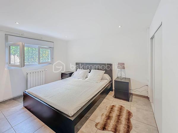 Nous sommes ravis de vous présenter cette magnifique villa T5 située dans une impasse, offrant un cadre de vie paisible et une vue dégagée. Avec ses 130m² de surface habitable et son terrain de 625m², cette propriété saura vous séduire par ses nombreux atouts.

Au rez-de-chaussée,  cette villa dispose d'un appartement anciennement T3, actuellement en T2 indépendant de 48m², offrant un rapport locatif mensuel de 850 euros. Une opportunité intéressante pour générer un revenu supplémentaire. Le garage de 38m² offre un espace de stationnement pratique et de rangement supplémentaire.

À l'étage, vous trouverez un salon séjour avec cheminée, idéal pour profiter de moments chaleureux en famille ou entre amis. La cuisine indépendante récente, entièrement aménagée et équipée, vous permettra de préparer de délicieux repas avec facilité. Deux chambres, dont une suite parentale avec dressing et salle d'eau avec WC, offrent un espace de repos confortable. Une salle de bain supplémentaire et un WC indépendant complètent cet étage.

À l'extérieur, vous pourrez profiter d'une belle piscine ensoleillée toute la journée.

Située dans un secteur calme et résidentiel, cette villa bénéficie d'une tranquillité absolue tout en étant proche des commodités essentielles telles que les écoles, les commerces.