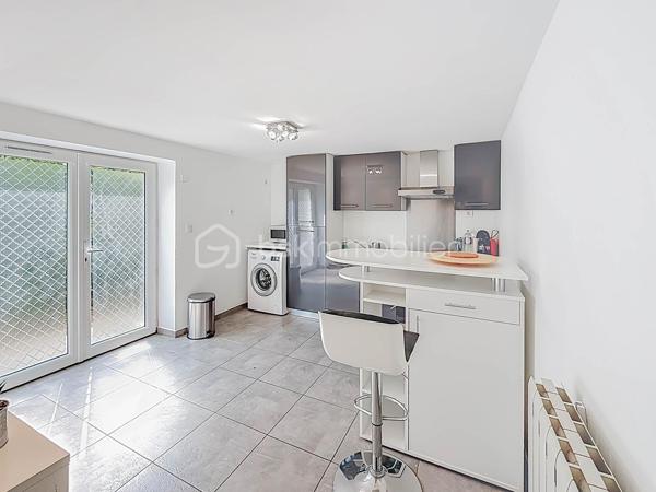 Nous sommes ravis de vous présenter cette magnifique villa T5 située dans une impasse, offrant un cadre de vie paisible et une vue dégagée. Avec ses 130m² de surface habitable et son terrain de 625m², cette propriété saura vous séduire par ses nombreux atouts.

Au rez-de-chaussée,  cette villa dispose d'un appartement anciennement T3, actuellement en T2 indépendant de 48m², offrant un rapport locatif mensuel de 850 euros. Une opportunité intéressante pour générer un revenu supplémentaire. Le garage de 38m² offre un espace de stationnement pratique et de rangement supplémentaire.

À l'étage, vous trouverez un salon séjour avec cheminée, idéal pour profiter de moments chaleureux en famille ou entre amis. La cuisine indépendante récente, entièrement aménagée et équipée, vous permettra de préparer de délicieux repas avec facilité. Deux chambres, dont une suite parentale avec dressing et salle d'eau avec WC, offrent un espace de repos confortable. Une salle de bain supplémentaire et un WC indépendant complètent cet étage.

À l'extérieur, vous pourrez profiter d'une belle piscine ensoleillée toute la journée.

Située dans un secteur calme et résidentiel, cette villa bénéficie d'une tranquillité absolue tout en étant proche des commodités essentielles telles que les écoles, les commerces.