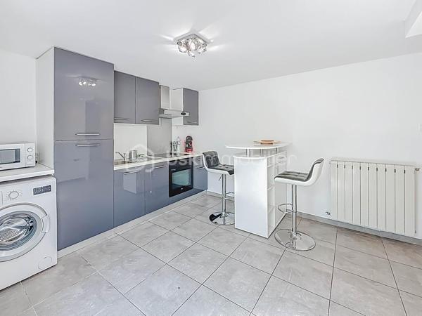 Nous sommes ravis de vous présenter cette magnifique villa T5 située dans une impasse, offrant un cadre de vie paisible et une vue dégagée. Avec ses 130m² de surface habitable et son terrain de 625m², cette propriété saura vous séduire par ses nombreux atouts.

Au rez-de-chaussée,  cette villa dispose d'un appartement anciennement T3, actuellement en T2 indépendant de 48m², offrant un rapport locatif mensuel de 850 euros. Une opportunité intéressante pour générer un revenu supplémentaire. Le garage de 38m² offre un espace de stationnement pratique et de rangement supplémentaire.

À l'étage, vous trouverez un salon séjour avec cheminée, idéal pour profiter de moments chaleureux en famille ou entre amis. La cuisine indépendante récente, entièrement aménagée et équipée, vous permettra de préparer de délicieux repas avec facilité. Deux chambres, dont une suite parentale avec dressing et salle d'eau avec WC, offrent un espace de repos confortable. Une salle de bain supplémentaire et un WC indépendant complètent cet étage.

À l'extérieur, vous pourrez profiter d'une belle piscine ensoleillée toute la journée.

Située dans un secteur calme et résidentiel, cette villa bénéficie d'une tranquillité absolue tout en étant proche des commodités essentielles telles que les écoles, les commerces.