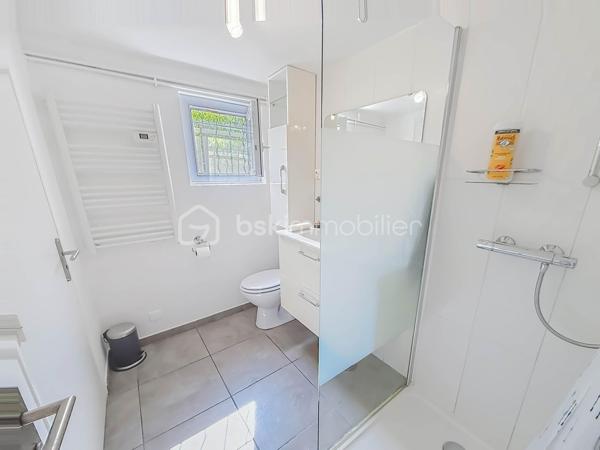 Nous sommes ravis de vous présenter cette magnifique villa T5 située dans une impasse, offrant un cadre de vie paisible et une vue dégagée. Avec ses 130m² de surface habitable et son terrain de 625m², cette propriété saura vous séduire par ses nombreux atouts.

Au rez-de-chaussée,  cette villa dispose d'un appartement anciennement T3, actuellement en T2 indépendant de 48m², offrant un rapport locatif mensuel de 850 euros. Une opportunité intéressante pour générer un revenu supplémentaire. Le garage de 38m² offre un espace de stationnement pratique et de rangement supplémentaire.

À l'étage, vous trouverez un salon séjour avec cheminée, idéal pour profiter de moments chaleureux en famille ou entre amis. La cuisine indépendante récente, entièrement aménagée et équipée, vous permettra de préparer de délicieux repas avec facilité. Deux chambres, dont une suite parentale avec dressing et salle d'eau avec WC, offrent un espace de repos confortable. Une salle de bain supplémentaire et un WC indépendant complètent cet étage.

À l'extérieur, vous pourrez profiter d'une belle piscine ensoleillée toute la journée.

Située dans un secteur calme et résidentiel, cette villa bénéficie d'une tranquillité absolue tout en étant proche des commodités essentielles telles que les écoles, les commerces.