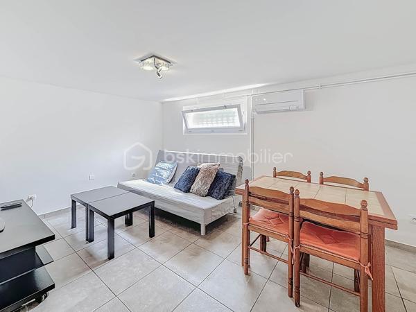 Nous sommes ravis de vous présenter cette magnifique villa T5 située dans une impasse, offrant un cadre de vie paisible et une vue dégagée. Avec ses 130m² de surface habitable et son terrain de 625m², cette propriété saura vous séduire par ses nombreux atouts.

Au rez-de-chaussée,  cette villa dispose d'un appartement anciennement T3, actuellement en T2 indépendant de 48m², offrant un rapport locatif mensuel de 850 euros. Une opportunité intéressante pour générer un revenu supplémentaire. Le garage de 38m² offre un espace de stationnement pratique et de rangement supplémentaire.

À l'étage, vous trouverez un salon séjour avec cheminée, idéal pour profiter de moments chaleureux en famille ou entre amis. La cuisine indépendante récente, entièrement aménagée et équipée, vous permettra de préparer de délicieux repas avec facilité. Deux chambres, dont une suite parentale avec dressing et salle d'eau avec WC, offrent un espace de repos confortable. Une salle de bain supplémentaire et un WC indépendant complètent cet étage.

À l'extérieur, vous pourrez profiter d'une belle piscine ensoleillée toute la journée.

Située dans un secteur calme et résidentiel, cette villa bénéficie d'une tranquillité absolue tout en étant proche des commodités essentielles telles que les écoles, les commerces.