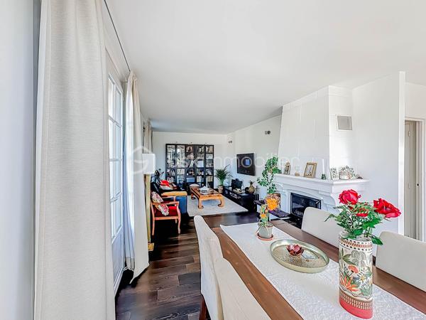 Nous sommes ravis de vous présenter cette magnifique villa T5 située dans une impasse, offrant un cadre de vie paisible et une vue dégagée. Avec ses 130m² de surface habitable et son terrain de 625m², cette propriété saura vous séduire par ses nombreux atouts.

Au rez-de-chaussée,  cette villa dispose d'un appartement anciennement T3, actuellement en T2 indépendant de 48m², offrant un rapport locatif mensuel de 850 euros. Une opportunité intéressante pour générer un revenu supplémentaire. Le garage de 38m² offre un espace de stationnement pratique et de rangement supplémentaire.

À l'étage, vous trouverez un salon séjour avec cheminée, idéal pour profiter de moments chaleureux en famille ou entre amis. La cuisine indépendante récente, entièrement aménagée et équipée, vous permettra de préparer de délicieux repas avec facilité. Deux chambres, dont une suite parentale avec dressing et salle d'eau avec WC, offrent un espace de repos confortable. Une salle de bain supplémentaire et un WC indépendant complètent cet étage.

À l'extérieur, vous pourrez profiter d'une belle piscine ensoleillée toute la journée.

Située dans un secteur calme et résidentiel, cette villa bénéficie d'une tranquillité absolue tout en étant proche des commodités essentielles telles que les écoles, les commerces.