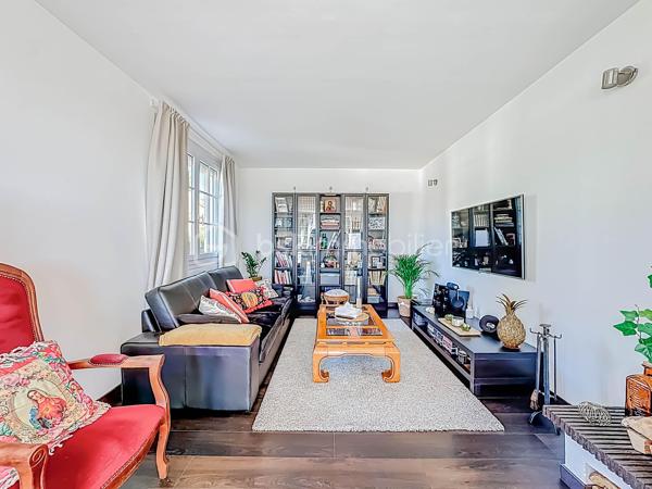 Nous sommes ravis de vous présenter cette magnifique villa T5 située dans une impasse, offrant un cadre de vie paisible et une vue dégagée. Avec ses 130m² de surface habitable et son terrain de 625m², cette propriété saura vous séduire par ses nombreux atouts.

Au rez-de-chaussée,  cette villa dispose d'un appartement anciennement T3, actuellement en T2 indépendant de 48m², offrant un rapport locatif mensuel de 850 euros. Une opportunité intéressante pour générer un revenu supplémentaire. Le garage de 38m² offre un espace de stationnement pratique et de rangement supplémentaire.

À l'étage, vous trouverez un salon séjour avec cheminée, idéal pour profiter de moments chaleureux en famille ou entre amis. La cuisine indépendante récente, entièrement aménagée et équipée, vous permettra de préparer de délicieux repas avec facilité. Deux chambres, dont une suite parentale avec dressing et salle d'eau avec WC, offrent un espace de repos confortable. Une salle de bain supplémentaire et un WC indépendant complètent cet étage.

À l'extérieur, vous pourrez profiter d'une belle piscine ensoleillée toute la journée.

Située dans un secteur calme et résidentiel, cette villa bénéficie d'une tranquillité absolue tout en étant proche des commodités essentielles telles que les écoles, les commerces.