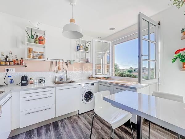 Nous sommes ravis de vous présenter cette magnifique villa T5 située dans une impasse, offrant un cadre de vie paisible et une vue dégagée. Avec ses 130m² de surface habitable et son terrain de 625m², cette propriété saura vous séduire par ses nombreux atouts.

Au rez-de-chaussée,  cette villa dispose d'un appartement anciennement T3, actuellement en T2 indépendant de 48m², offrant un rapport locatif mensuel de 850 euros. Une opportunité intéressante pour générer un revenu supplémentaire. Le garage de 38m² offre un espace de stationnement pratique et de rangement supplémentaire.

À l'étage, vous trouverez un salon séjour avec cheminée, idéal pour profiter de moments chaleureux en famille ou entre amis. La cuisine indépendante récente, entièrement aménagée et équipée, vous permettra de préparer de délicieux repas avec facilité. Deux chambres, dont une suite parentale avec dressing et salle d'eau avec WC, offrent un espace de repos confortable. Une salle de bain supplémentaire et un WC indépendant complètent cet étage.

À l'extérieur, vous pourrez profiter d'une belle piscine ensoleillée toute la journée.

Située dans un secteur calme et résidentiel, cette villa bénéficie d'une tranquillité absolue tout en étant proche des commodités essentielles telles que les écoles, les commerces.