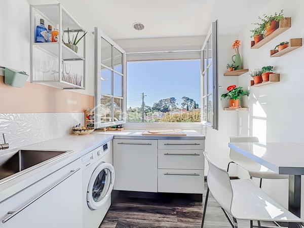 Nous sommes ravis de vous présenter cette magnifique villa T5 située dans une impasse, offrant un cadre de vie paisible et une vue dégagée. Avec ses 130m² de surface habitable et son terrain de 625m², cette propriété saura vous séduire par ses nombreux atouts.

Au rez-de-chaussée,  cette villa dispose d'un appartement anciennement T3, actuellement en T2 indépendant de 48m², offrant un rapport locatif mensuel de 850 euros. Une opportunité intéressante pour générer un revenu supplémentaire. Le garage de 38m² offre un espace de stationnement pratique et de rangement supplémentaire.

À l'étage, vous trouverez un salon séjour avec cheminée, idéal pour profiter de moments chaleureux en famille ou entre amis. La cuisine indépendante récente, entièrement aménagée et équipée, vous permettra de préparer de délicieux repas avec facilité. Deux chambres, dont une suite parentale avec dressing et salle d'eau avec WC, offrent un espace de repos confortable. Une salle de bain supplémentaire et un WC indépendant complètent cet étage.

À l'extérieur, vous pourrez profiter d'une belle piscine ensoleillée toute la journée.

Située dans un secteur calme et résidentiel, cette villa bénéficie d'une tranquillité absolue tout en étant proche des commodités essentielles telles que les écoles, les commerces.