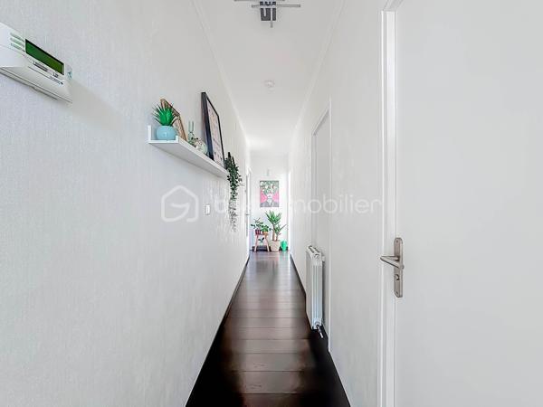 Nous sommes ravis de vous présenter cette magnifique villa T5 située dans une impasse, offrant un cadre de vie paisible et une vue dégagée. Avec ses 130m² de surface habitable et son terrain de 625m², cette propriété saura vous séduire par ses nombreux atouts.

Au rez-de-chaussée,  cette villa dispose d'un appartement anciennement T3, actuellement en T2 indépendant de 48m², offrant un rapport locatif mensuel de 850 euros. Une opportunité intéressante pour générer un revenu supplémentaire. Le garage de 38m² offre un espace de stationnement pratique et de rangement supplémentaire.

À l'étage, vous trouverez un salon séjour avec cheminée, idéal pour profiter de moments chaleureux en famille ou entre amis. La cuisine indépendante récente, entièrement aménagée et équipée, vous permettra de préparer de délicieux repas avec facilité. Deux chambres, dont une suite parentale avec dressing et salle d'eau avec WC, offrent un espace de repos confortable. Une salle de bain supplémentaire et un WC indépendant complètent cet étage.

À l'extérieur, vous pourrez profiter d'une belle piscine ensoleillée toute la journée.

Située dans un secteur calme et résidentiel, cette villa bénéficie d'une tranquillité absolue tout en étant proche des commodités essentielles telles que les écoles, les commerces.