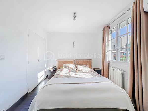 Nous sommes ravis de vous présenter cette magnifique villa T5 située dans une impasse, offrant un cadre de vie paisible et une vue dégagée. Avec ses 130m² de surface habitable et son terrain de 625m², cette propriété saura vous séduire par ses nombreux atouts.

Au rez-de-chaussée,  cette villa dispose d'un appartement anciennement T3, actuellement en T2 indépendant de 48m², offrant un rapport locatif mensuel de 850 euros. Une opportunité intéressante pour générer un revenu supplémentaire. Le garage de 38m² offre un espace de stationnement pratique et de rangement supplémentaire.

À l'étage, vous trouverez un salon séjour avec cheminée, idéal pour profiter de moments chaleureux en famille ou entre amis. La cuisine indépendante récente, entièrement aménagée et équipée, vous permettra de préparer de délicieux repas avec facilité. Deux chambres, dont une suite parentale avec dressing et salle d'eau avec WC, offrent un espace de repos confortable. Une salle de bain supplémentaire et un WC indépendant complètent cet étage.

À l'extérieur, vous pourrez profiter d'une belle piscine ensoleillée toute la journée.

Située dans un secteur calme et résidentiel, cette villa bénéficie d'une tranquillité absolue tout en étant proche des commodités essentielles telles que les écoles, les commerces.
