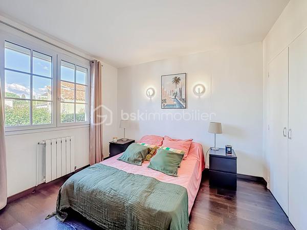 Nous sommes ravis de vous présenter cette magnifique villa T5 située dans une impasse, offrant un cadre de vie paisible et une vue dégagée. Avec ses 130m² de surface habitable et son terrain de 625m², cette propriété saura vous séduire par ses nombreux atouts.

Au rez-de-chaussée,  cette villa dispose d'un appartement anciennement T3, actuellement en T2 indépendant de 48m², offrant un rapport locatif mensuel de 850 euros. Une opportunité intéressante pour générer un revenu supplémentaire. Le garage de 38m² offre un espace de stationnement pratique et de rangement supplémentaire.

À l'étage, vous trouverez un salon séjour avec cheminée, idéal pour profiter de moments chaleureux en famille ou entre amis. La cuisine indépendante récente, entièrement aménagée et équipée, vous permettra de préparer de délicieux repas avec facilité. Deux chambres, dont une suite parentale avec dressing et salle d'eau avec WC, offrent un espace de repos confortable. Une salle de bain supplémentaire et un WC indépendant complètent cet étage.

À l'extérieur, vous pourrez profiter d'une belle piscine ensoleillée toute la journée.

Située dans un secteur calme et résidentiel, cette villa bénéficie d'une tranquillité absolue tout en étant proche des commodités essentielles telles que les écoles, les commerces.