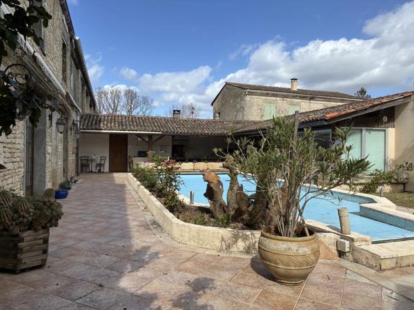 Vente                                                      Maison
                        
                     5 pièces                      184 m2                     à Épannes