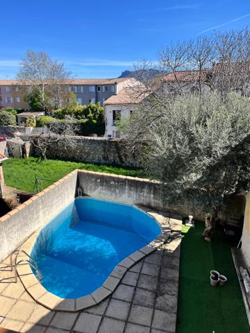 Trets (13530) Maison de Ville de type 5 avec garage, terrasse, piscine et dépendance.