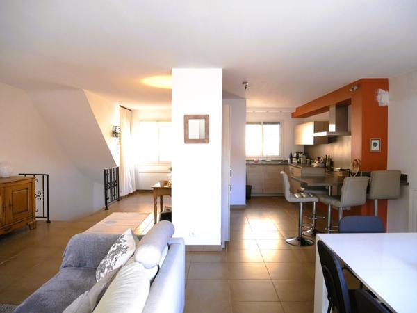 Trets (13530) Maison de Ville de type 5 avec garage, terrasse, piscine et dépendance.