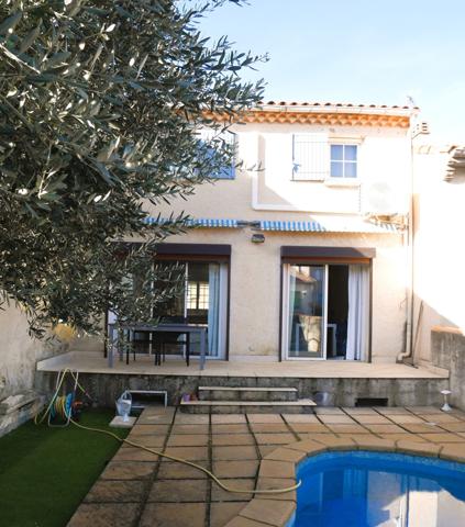 Trets (13530) Maison de Ville de type 5 avec garage, terrasse, piscine et dépendance.