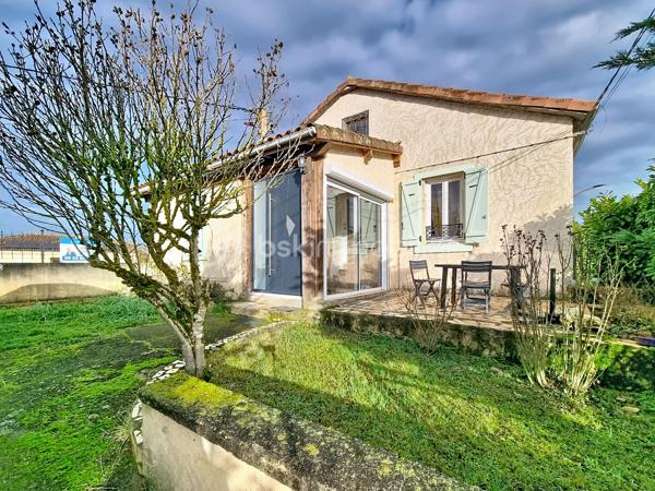 Christophe LAMAZERE pour le Réseau BSK Immobilier : Je vous présente cette maison  avec 2 logements, des années 30/40 avec un jardin clôturé à Gondrin entre Condom et Eauze (15 min chaque).

Cette maison est construite sur deux niveaux. 
Le premier étage a été récemment rénové. C'est pimpant, lumineux et contemporain. La cuisine équipée et moderne nous accueille et permet l'accès à une pièce de vie (séjour, salle à manger) traversante. Salle de bain récente également et deux chambres dont une chambre pour enfant. 
Le RDC est plutôt à rafraichir avec toutefois une salle de douche récente et très contemporaine et les arrivées d'eau et évacuations qui permettent la mise en place à peu de frais d'une nouvelle cuisine. 
Les deux plateaux peuvent être aisément séparés si toutefois l'option de deux logements était prise avec leurs 2 entrées séparées ainsi que chacun avec leur propre jardin. 

Mon avis : Cette maison permet d'avoir plusieurs typologies d'acquéreurs :
-  Des investisseurs pour créer 2 logements dans un département en manque d'offres locatives et dans une localisation idéalement située à 15 min de 2 bassins d'emplois. Taux de rentabilité supérieur à 8% brut. 
- Un projet de vie transgénérationnel avec parents et enfants vivant sous le même toit tout en étant indépendants
- Des primo-accédants avec la possibilité de louer une des deux parties pour rentabiliser le crédit immobilier. 

Reportage photo en cours de réalisation. 
Une visite vaut mieux qu'un discours, n'hésitez pas à me solliciter
Christophe LAMAZERE 06 22 82 69 70