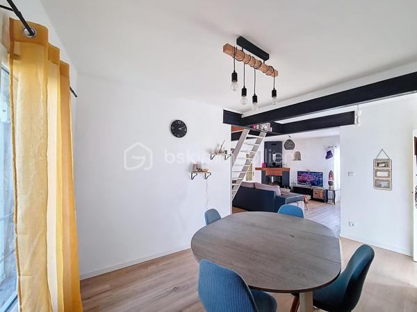 Christophe LAMAZERE pour le Réseau BSK Immobilier : Je vous présente cette maison  avec 2 logements, des années 30/40 avec un jardin clôturé à Gondrin entre Condom et Eauze (15 min chaque).

Cette maison est construite sur deux niveaux. 
Le premier étage a été récemment rénové. C'est pimpant, lumineux et contemporain. La cuisine équipée et moderne nous accueille et permet l'accès à une pièce de vie (séjour, salle à manger) traversante. Salle de bain récente également et deux chambres dont une chambre pour enfant. 
Le RDC est plutôt à rafraichir avec toutefois une salle de douche récente et très contemporaine et les arrivées d'eau et évacuations qui permettent la mise en place à peu de frais d'une nouvelle cuisine. 
Les deux plateaux peuvent être aisément séparés si toutefois l'option de deux logements était prise avec leurs 2 entrées séparées ainsi que chacun avec leur propre jardin. 

Mon avis : Cette maison permet d'avoir plusieurs typologies d'acquéreurs :
-  Des investisseurs pour créer 2 logements dans un département en manque d'offres locatives et dans une localisation idéalement située à 15 min de 2 bassins d'emplois. Taux de rentabilité supérieur à 8% brut. 
- Un projet de vie transgénérationnel avec parents et enfants vivant sous le même toit tout en étant indépendants
- Des primo-accédants avec la possibilité de louer une des deux parties pour rentabiliser le crédit immobilier. 

Reportage photo en cours de réalisation. 
Une visite vaut mieux qu'un discours, n'hésitez pas à me solliciter
Christophe LAMAZERE 06 22 82 69 70