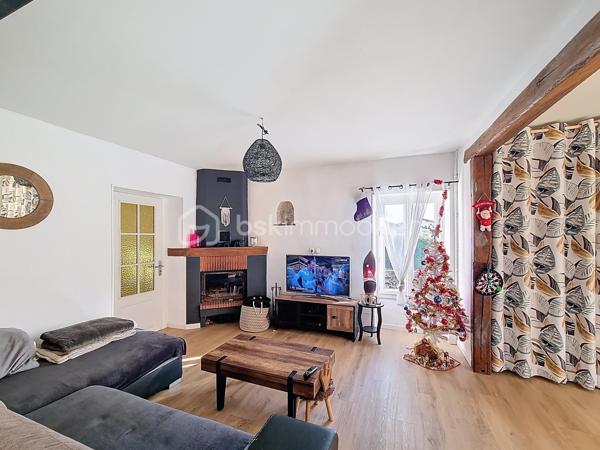 Christophe LAMAZERE pour le Réseau BSK Immobilier : Je vous présente cette maison  avec 2 logements, des années 30/40 avec un jardin clôturé à Gondrin entre Condom et Eauze (15 min chaque).

Cette maison est construite sur deux niveaux. 
Le premier étage a été récemment rénové. C'est pimpant, lumineux et contemporain. La cuisine équipée et moderne nous accueille et permet l'accès à une pièce de vie (séjour, salle à manger) traversante. Salle de bain récente également et deux chambres dont une chambre pour enfant. 
Le RDC est plutôt à rafraichir avec toutefois une salle de douche récente et très contemporaine et les arrivées d'eau et évacuations qui permettent la mise en place à peu de frais d'une nouvelle cuisine. 
Les deux plateaux peuvent être aisément séparés si toutefois l'option de deux logements était prise avec leurs 2 entrées séparées ainsi que chacun avec leur propre jardin. 

Mon avis : Cette maison permet d'avoir plusieurs typologies d'acquéreurs :
-  Des investisseurs pour créer 2 logements dans un département en manque d'offres locatives et dans une localisation idéalement située à 15 min de 2 bassins d'emplois. Taux de rentabilité supérieur à 8% brut. 
- Un projet de vie transgénérationnel avec parents et enfants vivant sous le même toit tout en étant indépendants
- Des primo-accédants avec la possibilité de louer une des deux parties pour rentabiliser le crédit immobilier. 

Reportage photo en cours de réalisation. 
Une visite vaut mieux qu'un discours, n'hésitez pas à me solliciter
Christophe LAMAZERE 06 22 82 69 70
