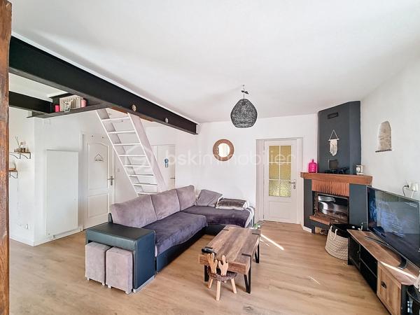 Christophe LAMAZERE pour le Réseau BSK Immobilier : Je vous présente cette maison  avec 2 logements, des années 30/40 avec un jardin clôturé à Gondrin entre Condom et Eauze (15 min chaque).

Cette maison est construite sur deux niveaux. 
Le premier étage a été récemment rénové. C'est pimpant, lumineux et contemporain. La cuisine équipée et moderne nous accueille et permet l'accès à une pièce de vie (séjour, salle à manger) traversante. Salle de bain récente également et deux chambres dont une chambre pour enfant. 
Le RDC est plutôt à rafraichir avec toutefois une salle de douche récente et très contemporaine et les arrivées d'eau et évacuations qui permettent la mise en place à peu de frais d'une nouvelle cuisine. 
Les deux plateaux peuvent être aisément séparés si toutefois l'option de deux logements était prise avec leurs 2 entrées séparées ainsi que chacun avec leur propre jardin. 

Mon avis : Cette maison permet d'avoir plusieurs typologies d'acquéreurs :
-  Des investisseurs pour créer 2 logements dans un département en manque d'offres locatives et dans une localisation idéalement située à 15 min de 2 bassins d'emplois. Taux de rentabilité supérieur à 8% brut. 
- Un projet de vie transgénérationnel avec parents et enfants vivant sous le même toit tout en étant indépendants
- Des primo-accédants avec la possibilité de louer une des deux parties pour rentabiliser le crédit immobilier. 

Reportage photo en cours de réalisation. 
Une visite vaut mieux qu'un discours, n'hésitez pas à me solliciter
Christophe LAMAZERE 06 22 82 69 70