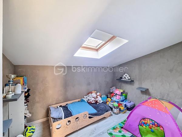 Christophe LAMAZERE pour le Réseau BSK Immobilier : Je vous présente cette maison  avec 2 logements, des années 30/40 avec un jardin clôturé à Gondrin entre Condom et Eauze (15 min chaque).

Cette maison est construite sur deux niveaux. 
Le premier étage a été récemment rénové. C'est pimpant, lumineux et contemporain. La cuisine équipée et moderne nous accueille et permet l'accès à une pièce de vie (séjour, salle à manger) traversante. Salle de bain récente également et deux chambres dont une chambre pour enfant. 
Le RDC est plutôt à rafraichir avec toutefois une salle de douche récente et très contemporaine et les arrivées d'eau et évacuations qui permettent la mise en place à peu de frais d'une nouvelle cuisine. 
Les deux plateaux peuvent être aisément séparés si toutefois l'option de deux logements était prise avec leurs 2 entrées séparées ainsi que chacun avec leur propre jardin. 

Mon avis : Cette maison permet d'avoir plusieurs typologies d'acquéreurs :
-  Des investisseurs pour créer 2 logements dans un département en manque d'offres locatives et dans une localisation idéalement située à 15 min de 2 bassins d'emplois. Taux de rentabilité supérieur à 8% brut. 
- Un projet de vie transgénérationnel avec parents et enfants vivant sous le même toit tout en étant indépendants
- Des primo-accédants avec la possibilité de louer une des deux parties pour rentabiliser le crédit immobilier. 

Reportage photo en cours de réalisation. 
Une visite vaut mieux qu'un discours, n'hésitez pas à me solliciter
Christophe LAMAZERE 06 22 82 69 70
