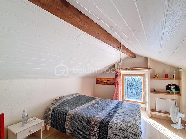 Christophe LAMAZERE pour le Réseau BSK Immobilier : Je vous présente cette maison  avec 2 logements, des années 30/40 avec un jardin clôturé à Gondrin entre Condom et Eauze (15 min chaque).

Cette maison est construite sur deux niveaux. 
Le premier étage a été récemment rénové. C'est pimpant, lumineux et contemporain. La cuisine équipée et moderne nous accueille et permet l'accès à une pièce de vie (séjour, salle à manger) traversante. Salle de bain récente également et deux chambres dont une chambre pour enfant. 
Le RDC est plutôt à rafraichir avec toutefois une salle de douche récente et très contemporaine et les arrivées d'eau et évacuations qui permettent la mise en place à peu de frais d'une nouvelle cuisine. 
Les deux plateaux peuvent être aisément séparés si toutefois l'option de deux logements était prise avec leurs 2 entrées séparées ainsi que chacun avec leur propre jardin. 

Mon avis : Cette maison permet d'avoir plusieurs typologies d'acquéreurs :
-  Des investisseurs pour créer 2 logements dans un département en manque d'offres locatives et dans une localisation idéalement située à 15 min de 2 bassins d'emplois. Taux de rentabilité supérieur à 8% brut. 
- Un projet de vie transgénérationnel avec parents et enfants vivant sous le même toit tout en étant indépendants
- Des primo-accédants avec la possibilité de louer une des deux parties pour rentabiliser le crédit immobilier. 

Reportage photo en cours de réalisation. 
Une visite vaut mieux qu'un discours, n'hésitez pas à me solliciter
Christophe LAMAZERE 06 22 82 69 70