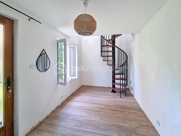 Christophe LAMAZERE pour le Réseau BSK Immobilier : Je vous présente cette maison  avec 2 logements, des années 30/40 avec un jardin clôturé à Gondrin entre Condom et Eauze (15 min chaque).

Cette maison est construite sur deux niveaux. 
Le premier étage a été récemment rénové. C'est pimpant, lumineux et contemporain. La cuisine équipée et moderne nous accueille et permet l'accès à une pièce de vie (séjour, salle à manger) traversante. Salle de bain récente également et deux chambres dont une chambre pour enfant. 
Le RDC est plutôt à rafraichir avec toutefois une salle de douche récente et très contemporaine et les arrivées d'eau et évacuations qui permettent la mise en place à peu de frais d'une nouvelle cuisine. 
Les deux plateaux peuvent être aisément séparés si toutefois l'option de deux logements était prise avec leurs 2 entrées séparées ainsi que chacun avec leur propre jardin. 

Mon avis : Cette maison permet d'avoir plusieurs typologies d'acquéreurs :
-  Des investisseurs pour créer 2 logements dans un département en manque d'offres locatives et dans une localisation idéalement située à 15 min de 2 bassins d'emplois. Taux de rentabilité supérieur à 8% brut. 
- Un projet de vie transgénérationnel avec parents et enfants vivant sous le même toit tout en étant indépendants
- Des primo-accédants avec la possibilité de louer une des deux parties pour rentabiliser le crédit immobilier. 

Reportage photo en cours de réalisation. 
Une visite vaut mieux qu'un discours, n'hésitez pas à me solliciter
Christophe LAMAZERE 06 22 82 69 70