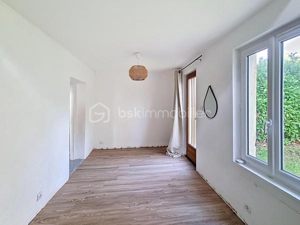 Christophe LAMAZERE pour le Réseau BSK Immobilier : Je vous présente cette maison  avec 2 logements, des années 30/40 avec un jardin clôturé à Gondrin entre Condom et Eauze (15 min chaque).

Cette maison est construite sur deux niveaux. 
Le premier étage a été récemment rénové. C'est pimpant, lumineux et contemporain. La cuisine équipée et moderne nous accueille et permet l'accès à une pièce de vie (séjour, salle à manger) traversante. Salle de bain récente également et deux chambres dont une chambre pour enfant. 
Le RDC est plutôt à rafraichir avec toutefois une salle de douche récente et très contemporaine et les arrivées d'eau et évacuations qui permettent la mise en place à peu de frais d'une nouvelle cuisine. 
Les deux plateaux peuvent être aisément séparés si toutefois l'option de deux logements était prise avec leurs 2 entrées séparées ainsi que chacun avec leur propre jardin. 

Mon avis : Cette maison permet d'avoir plusieurs typologies d'acquéreurs :
-  Des investisseurs pour créer 2 logements dans un département en manque d'offres locatives et dans une localisation idéalement située à 15 min de 2 bassins d'emplois. Taux de rentabilité supérieur à 8% brut. 
- Un projet de vie transgénérationnel avec parents et enfants vivant sous le même toit tout en étant indépendants
- Des primo-accédants avec la possibilité de louer une des deux parties pour rentabiliser le crédit immobilier. 

Reportage photo en cours de réalisation. 
Une visite vaut mieux qu'un discours, n'hésitez pas à me solliciter
Christophe LAMAZERE 06 22 82 69 70