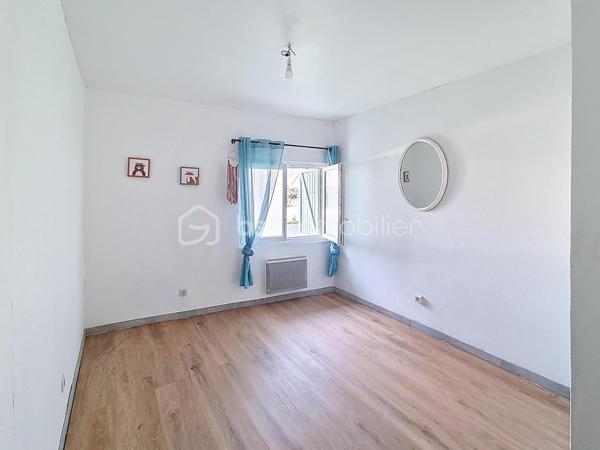 Christophe LAMAZERE pour le Réseau BSK Immobilier : Je vous présente cette maison  avec 2 logements, des années 30/40 avec un jardin clôturé à Gondrin entre Condom et Eauze (15 min chaque).

Cette maison est construite sur deux niveaux. 
Le premier étage a été récemment rénové. C'est pimpant, lumineux et contemporain. La cuisine équipée et moderne nous accueille et permet l'accès à une pièce de vie (séjour, salle à manger) traversante. Salle de bain récente également et deux chambres dont une chambre pour enfant. 
Le RDC est plutôt à rafraichir avec toutefois une salle de douche récente et très contemporaine et les arrivées d'eau et évacuations qui permettent la mise en place à peu de frais d'une nouvelle cuisine. 
Les deux plateaux peuvent être aisément séparés si toutefois l'option de deux logements était prise avec leurs 2 entrées séparées ainsi que chacun avec leur propre jardin. 

Mon avis : Cette maison permet d'avoir plusieurs typologies d'acquéreurs :
-  Des investisseurs pour créer 2 logements dans un département en manque d'offres locatives et dans une localisation idéalement située à 15 min de 2 bassins d'emplois. Taux de rentabilité supérieur à 8% brut. 
- Un projet de vie transgénérationnel avec parents et enfants vivant sous le même toit tout en étant indépendants
- Des primo-accédants avec la possibilité de louer une des deux parties pour rentabiliser le crédit immobilier. 

Reportage photo en cours de réalisation. 
Une visite vaut mieux qu'un discours, n'hésitez pas à me solliciter
Christophe LAMAZERE 06 22 82 69 70