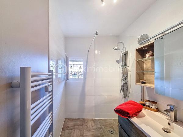 Christophe LAMAZERE pour le Réseau BSK Immobilier : Je vous présente cette maison  avec 2 logements, des années 30/40 avec un jardin clôturé à Gondrin entre Condom et Eauze (15 min chaque).

Cette maison est construite sur deux niveaux. 
Le premier étage a été récemment rénové. C'est pimpant, lumineux et contemporain. La cuisine équipée et moderne nous accueille et permet l'accès à une pièce de vie (séjour, salle à manger) traversante. Salle de bain récente également et deux chambres dont une chambre pour enfant. 
Le RDC est plutôt à rafraichir avec toutefois une salle de douche récente et très contemporaine et les arrivées d'eau et évacuations qui permettent la mise en place à peu de frais d'une nouvelle cuisine. 
Les deux plateaux peuvent être aisément séparés si toutefois l'option de deux logements était prise avec leurs 2 entrées séparées ainsi que chacun avec leur propre jardin. 

Mon avis : Cette maison permet d'avoir plusieurs typologies d'acquéreurs :
-  Des investisseurs pour créer 2 logements dans un département en manque d'offres locatives et dans une localisation idéalement située à 15 min de 2 bassins d'emplois. Taux de rentabilité supérieur à 8% brut. 
- Un projet de vie transgénérationnel avec parents et enfants vivant sous le même toit tout en étant indépendants
- Des primo-accédants avec la possibilité de louer une des deux parties pour rentabiliser le crédit immobilier. 

Reportage photo en cours de réalisation. 
Une visite vaut mieux qu'un discours, n'hésitez pas à me solliciter
Christophe LAMAZERE 06 22 82 69 70
