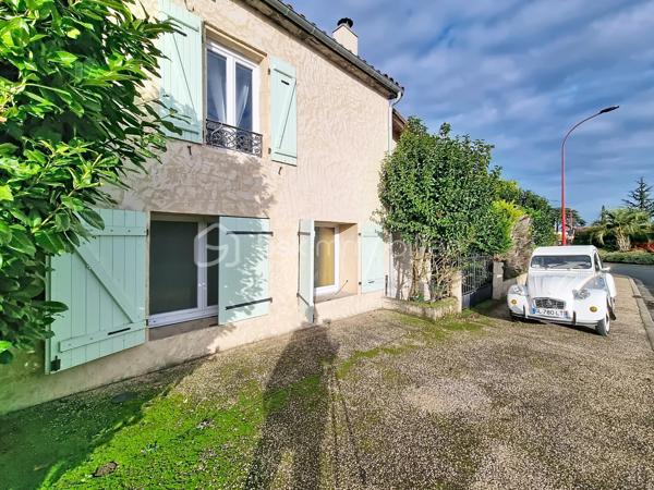 Christophe LAMAZERE pour le Réseau BSK Immobilier : Je vous présente cette maison  avec 2 logements, des années 30/40 avec un jardin clôturé à Gondrin entre Condom et Eauze (15 min chaque).

Cette maison est construite sur deux niveaux. 
Le premier étage a été récemment rénové. C'est pimpant, lumineux et contemporain. La cuisine équipée et moderne nous accueille et permet l'accès à une pièce de vie (séjour, salle à manger) traversante. Salle de bain récente également et deux chambres dont une chambre pour enfant. 
Le RDC est plutôt à rafraichir avec toutefois une salle de douche récente et très contemporaine et les arrivées d'eau et évacuations qui permettent la mise en place à peu de frais d'une nouvelle cuisine. 
Les deux plateaux peuvent être aisément séparés si toutefois l'option de deux logements était prise avec leurs 2 entrées séparées ainsi que chacun avec leur propre jardin. 

Mon avis : Cette maison permet d'avoir plusieurs typologies d'acquéreurs :
-  Des investisseurs pour créer 2 logements dans un département en manque d'offres locatives et dans une localisation idéalement située à 15 min de 2 bassins d'emplois. Taux de rentabilité supérieur à 8% brut. 
- Un projet de vie transgénérationnel avec parents et enfants vivant sous le même toit tout en étant indépendants
- Des primo-accédants avec la possibilité de louer une des deux parties pour rentabiliser le crédit immobilier. 

Reportage photo en cours de réalisation. 
Une visite vaut mieux qu'un discours, n'hésitez pas à me solliciter
Christophe LAMAZERE 06 22 82 69 70