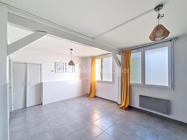 Christophe LAMAZERE pour le Réseau BSK Immobilier : Je vous présente cette maison  avec 2 logements, des années 30/40 avec un jardin clôturé à Gondrin entre Condom et Eauze (15 min chaque).

Cette maison est construite sur deux niveaux. 
Le premier étage a été récemment rénové. C'est pimpant, lumineux et contemporain. La cuisine équipée et moderne nous accueille et permet l'accès à une pièce de vie (séjour, salle à manger) traversante. Salle de bain récente également et deux chambres dont une chambre pour enfant. 
Le RDC est plutôt à rafraichir avec toutefois une salle de douche récente et très contemporaine et les arrivées d'eau et évacuations qui permettent la mise en place à peu de frais d'une nouvelle cuisine. 
Les deux plateaux peuvent être aisément séparés si toutefois l'option de deux logements était prise avec leurs 2 entrées séparées ainsi que chacun avec leur propre jardin. 

Mon avis : Cette maison permet d'avoir plusieurs typologies d'acquéreurs :
-  Des investisseurs pour créer 2 logements dans un département en manque d'offres locatives et dans une localisation idéalement située à 15 min de 2 bassins d'emplois. Taux de rentabilité supérieur à 8% brut. 
- Un projet de vie transgénérationnel avec parents et enfants vivant sous le même toit tout en étant indépendants
- Des primo-accédants avec la possibilité de louer une des deux parties pour rentabiliser le crédit immobilier. 

Reportage photo en cours de réalisation. 
Une visite vaut mieux qu'un discours, n'hésitez pas à me solliciter
Christophe LAMAZERE 06 22 82 69 70