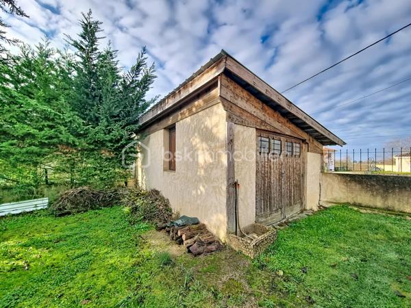 Christophe LAMAZERE pour le Réseau BSK Immobilier : Je vous présente cette maison  avec 2 logements, des années 30/40 avec un jardin clôturé à Gondrin entre Condom et Eauze (15 min chaque).

Cette maison est construite sur deux niveaux. 
Le premier étage a été récemment rénové. C'est pimpant, lumineux et contemporain. La cuisine équipée et moderne nous accueille et permet l'accès à une pièce de vie (séjour, salle à manger) traversante. Salle de bain récente également et deux chambres dont une chambre pour enfant. 
Le RDC est plutôt à rafraichir avec toutefois une salle de douche récente et très contemporaine et les arrivées d'eau et évacuations qui permettent la mise en place à peu de frais d'une nouvelle cuisine. 
Les deux plateaux peuvent être aisément séparés si toutefois l'option de deux logements était prise avec leurs 2 entrées séparées ainsi que chacun avec leur propre jardin. 

Mon avis : Cette maison permet d'avoir plusieurs typologies d'acquéreurs :
-  Des investisseurs pour créer 2 logements dans un département en manque d'offres locatives et dans une localisation idéalement située à 15 min de 2 bassins d'emplois. Taux de rentabilité supérieur à 8% brut. 
- Un projet de vie transgénérationnel avec parents et enfants vivant sous le même toit tout en étant indépendants
- Des primo-accédants avec la possibilité de louer une des deux parties pour rentabiliser le crédit immobilier. 

Reportage photo en cours de réalisation. 
Une visite vaut mieux qu'un discours, n'hésitez pas à me solliciter
Christophe LAMAZERE 06 22 82 69 70