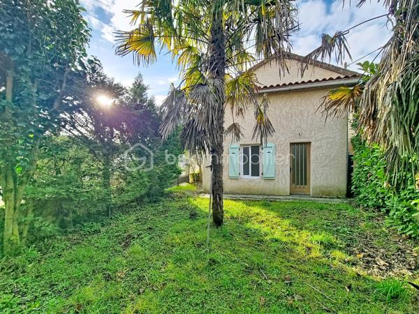 Christophe LAMAZERE pour le Réseau BSK Immobilier : Je vous présente cette maison  avec 2 logements, des années 30/40 avec un jardin clôturé à Gondrin entre Condom et Eauze (15 min chaque).

Cette maison est construite sur deux niveaux. 
Le premier étage a été récemment rénové. C'est pimpant, lumineux et contemporain. La cuisine équipée et moderne nous accueille et permet l'accès à une pièce de vie (séjour, salle à manger) traversante. Salle de bain récente également et deux chambres dont une chambre pour enfant. 
Le RDC est plutôt à rafraichir avec toutefois une salle de douche récente et très contemporaine et les arrivées d'eau et évacuations qui permettent la mise en place à peu de frais d'une nouvelle cuisine. 
Les deux plateaux peuvent être aisément séparés si toutefois l'option de deux logements était prise avec leurs 2 entrées séparées ainsi que chacun avec leur propre jardin. 

Mon avis : Cette maison permet d'avoir plusieurs typologies d'acquéreurs :
-  Des investisseurs pour créer 2 logements dans un département en manque d'offres locatives et dans une localisation idéalement située à 15 min de 2 bassins d'emplois. Taux de rentabilité supérieur à 8% brut. 
- Un projet de vie transgénérationnel avec parents et enfants vivant sous le même toit tout en étant indépendants
- Des primo-accédants avec la possibilité de louer une des deux parties pour rentabiliser le crédit immobilier. 

Reportage photo en cours de réalisation. 
Une visite vaut mieux qu'un discours, n'hésitez pas à me solliciter
Christophe LAMAZERE 06 22 82 69 70