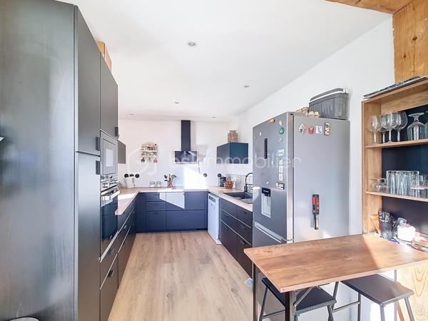 Christophe LAMAZERE pour le Réseau BSK Immobilier : Je vous présente cette maison  avec 2 logements, des années 30/40 avec un jardin clôturé à Gondrin entre Condom et Eauze (15 min chaque).

Cette maison est construite sur deux niveaux. 
Le premier étage a été récemment rénové. C'est pimpant, lumineux et contemporain. La cuisine équipée et moderne nous accueille et permet l'accès à une pièce de vie (séjour, salle à manger) traversante. Salle de bain récente également et deux chambres dont une chambre pour enfant. 
Le RDC est plutôt à rafraichir avec toutefois une salle de douche récente et très contemporaine et les arrivées d'eau et évacuations qui permettent la mise en place à peu de frais d'une nouvelle cuisine. 
Les deux plateaux peuvent être aisément séparés si toutefois l'option de deux logements était prise avec leurs 2 entrées séparées ainsi que chacun avec leur propre jardin. 

Mon avis : Cette maison permet d'avoir plusieurs typologies d'acquéreurs :
-  Des investisseurs pour créer 2 logements dans un département en manque d'offres locatives et dans une localisation idéalement située à 15 min de 2 bassins d'emplois. Taux de rentabilité supérieur à 8% brut. 
- Un projet de vie transgénérationnel avec parents et enfants vivant sous le même toit tout en étant indépendants
- Des primo-accédants avec la possibilité de louer une des deux parties pour rentabiliser le crédit immobilier. 

Reportage photo en cours de réalisation. 
Une visite vaut mieux qu'un discours, n'hésitez pas à me solliciter
Christophe LAMAZERE 06 22 82 69 70