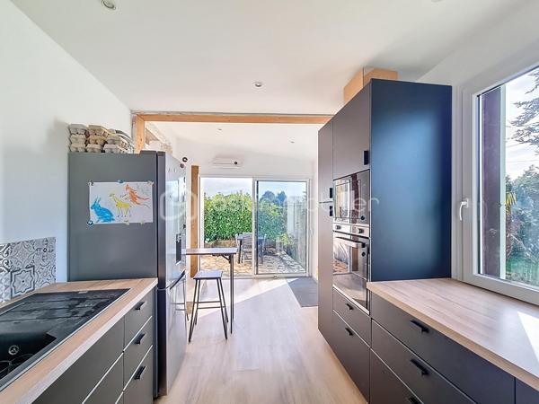 Christophe LAMAZERE pour le Réseau BSK Immobilier : Je vous présente cette maison  avec 2 logements, des années 30/40 avec un jardin clôturé à Gondrin entre Condom et Eauze (15 min chaque).

Cette maison est construite sur deux niveaux. 
Le premier étage a été récemment rénové. C'est pimpant, lumineux et contemporain. La cuisine équipée et moderne nous accueille et permet l'accès à une pièce de vie (séjour, salle à manger) traversante. Salle de bain récente également et deux chambres dont une chambre pour enfant. 
Le RDC est plutôt à rafraichir avec toutefois une salle de douche récente et très contemporaine et les arrivées d'eau et évacuations qui permettent la mise en place à peu de frais d'une nouvelle cuisine. 
Les deux plateaux peuvent être aisément séparés si toutefois l'option de deux logements était prise avec leurs 2 entrées séparées ainsi que chacun avec leur propre jardin. 

Mon avis : Cette maison permet d'avoir plusieurs typologies d'acquéreurs :
-  Des investisseurs pour créer 2 logements dans un département en manque d'offres locatives et dans une localisation idéalement située à 15 min de 2 bassins d'emplois. Taux de rentabilité supérieur à 8% brut. 
- Un projet de vie transgénérationnel avec parents et enfants vivant sous le même toit tout en étant indépendants
- Des primo-accédants avec la possibilité de louer une des deux parties pour rentabiliser le crédit immobilier. 

Reportage photo en cours de réalisation. 
Une visite vaut mieux qu'un discours, n'hésitez pas à me solliciter
Christophe LAMAZERE 06 22 82 69 70