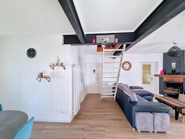 Christophe LAMAZERE pour le Réseau BSK Immobilier : Je vous présente cette maison  avec 2 logements, des années 30/40 avec un jardin clôturé à Gondrin entre Condom et Eauze (15 min chaque).

Cette maison est construite sur deux niveaux. 
Le premier étage a été récemment rénové. C'est pimpant, lumineux et contemporain. La cuisine équipée et moderne nous accueille et permet l'accès à une pièce de vie (séjour, salle à manger) traversante. Salle de bain récente également et deux chambres dont une chambre pour enfant. 
Le RDC est plutôt à rafraichir avec toutefois une salle de douche récente et très contemporaine et les arrivées d'eau et évacuations qui permettent la mise en place à peu de frais d'une nouvelle cuisine. 
Les deux plateaux peuvent être aisément séparés si toutefois l'option de deux logements était prise avec leurs 2 entrées séparées ainsi que chacun avec leur propre jardin. 

Mon avis : Cette maison permet d'avoir plusieurs typologies d'acquéreurs :
-  Des investisseurs pour créer 2 logements dans un département en manque d'offres locatives et dans une localisation idéalement située à 15 min de 2 bassins d'emplois. Taux de rentabilité supérieur à 8% brut. 
- Un projet de vie transgénérationnel avec parents et enfants vivant sous le même toit tout en étant indépendants
- Des primo-accédants avec la possibilité de louer une des deux parties pour rentabiliser le crédit immobilier. 

Reportage photo en cours de réalisation. 
Une visite vaut mieux qu'un discours, n'hésitez pas à me solliciter
Christophe LAMAZERE 06 22 82 69 70