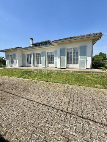 Découvrez cette agréable maison de 3 chambres, idéalement située à proximité de toutes les commodités ( commerces, écoles, services, transports).

Implantée sur un terrain entièrement clôturé de 790 m², elle offre un cadre de vie agréable et sécurisé, parfait pour une famille. 

La maison est en bon état et habitable immédiatement, sans travaux indispensable à prévoir. 
Vous pourrez vous y installer directement et profiter de ses espaces de vie confortables.

DPE D !! 

* Les atouts : 

- 3 Chambres.
- Terrain clos de 790 m² 
- Cuisine équipée. 
- SDB avec douche à l'italienne.
- Garage

A visiter sans tarder !!